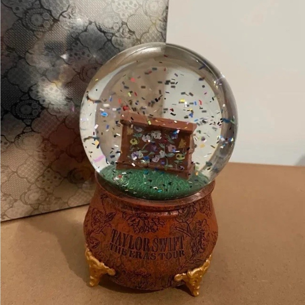 Taylor Swift The Eras Tour Acoustic Surprise Song Piano Snow Globe